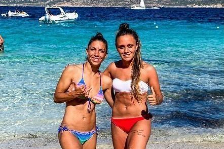 Annamaria Serturini insieme al capitano della Roma Femminile, Elisa Bartoli, sull'isola di Spargi