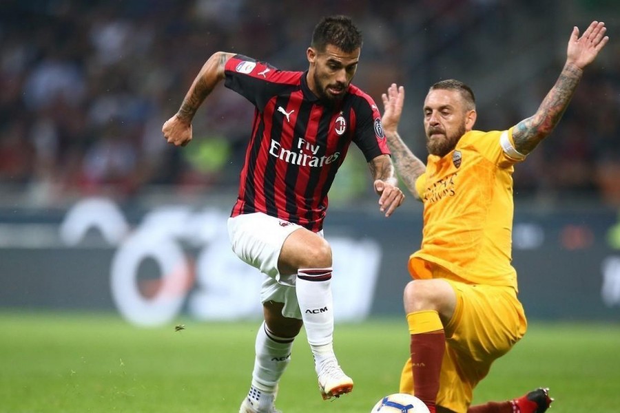 Suso contrastato da De Rossi durante Milan-Roma, di LaPresse