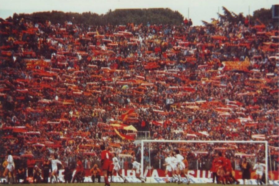 La splendida sciarpata inscenata da un’ineguagliabile Curva Sud nel corso di Roma-Bayern del 1985