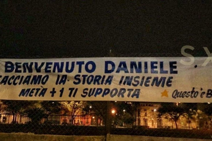 Lo striscione dedicato a De Rossi (@sangrexeneize)