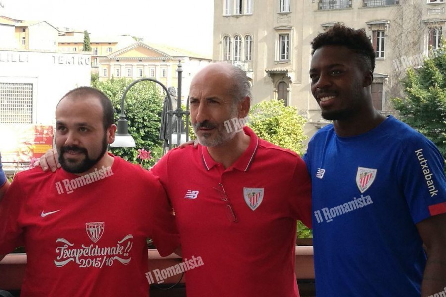 Elizegi con Iñaki Williams e un membro del gruppo \