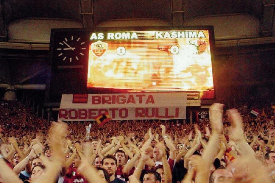 Un'immagine della Curva Sud durante Roma-Kashima Antlers del 24 agosto 2002