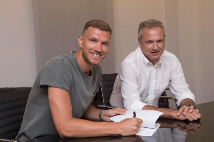 Dzeko e Fienga nel momento del rinnovo, di LaPresse