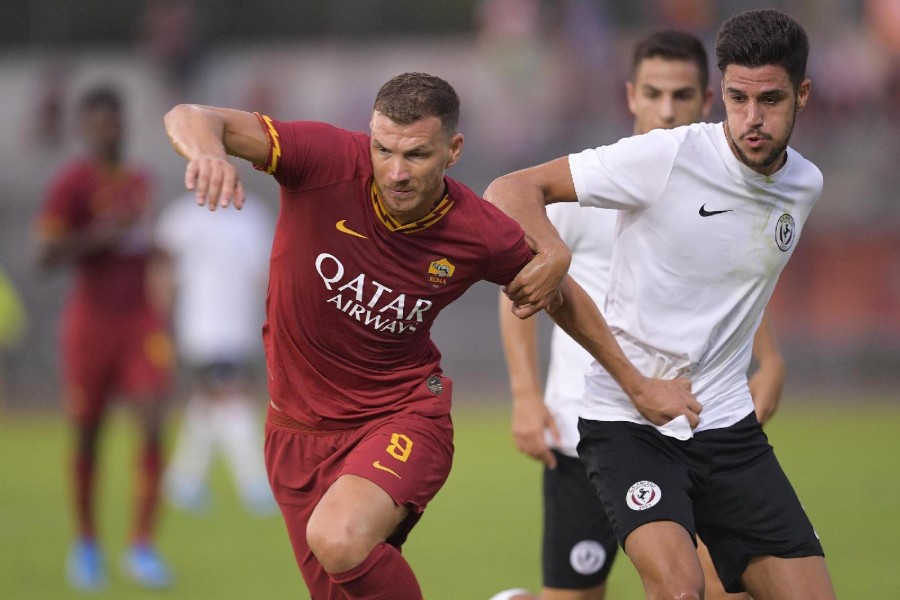 Edin Dzeko in campo contro l'Arezzo, di LaPresse