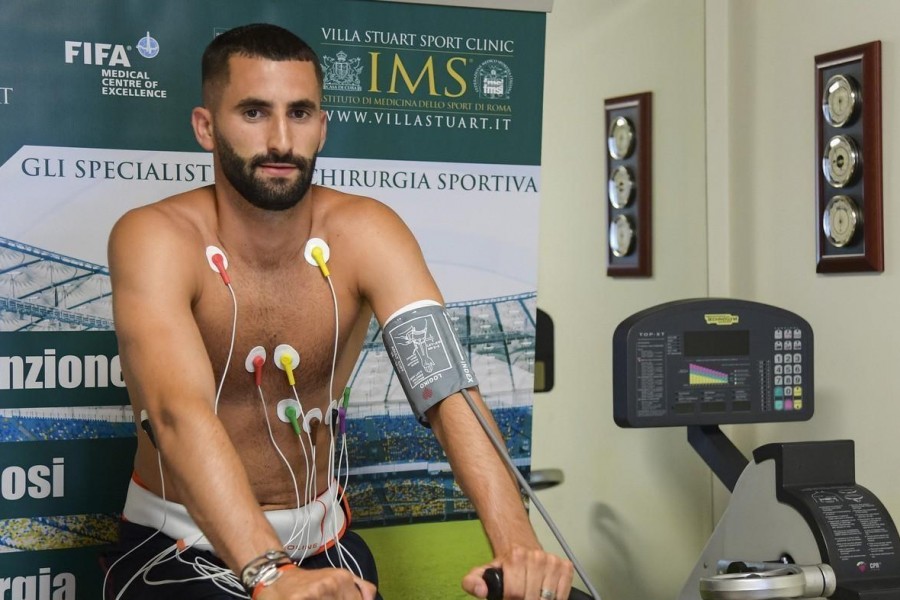 Maxime Gonalons durante le visite mediche, di LaPresse