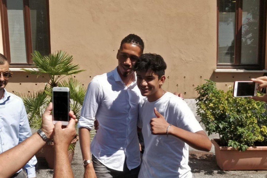 Smalling in compagnia di un giovane tifoso per una foto