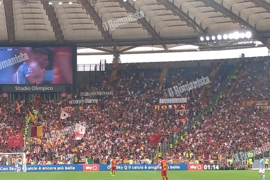 Gli striscioni della Curva Sud per Luis Enrique