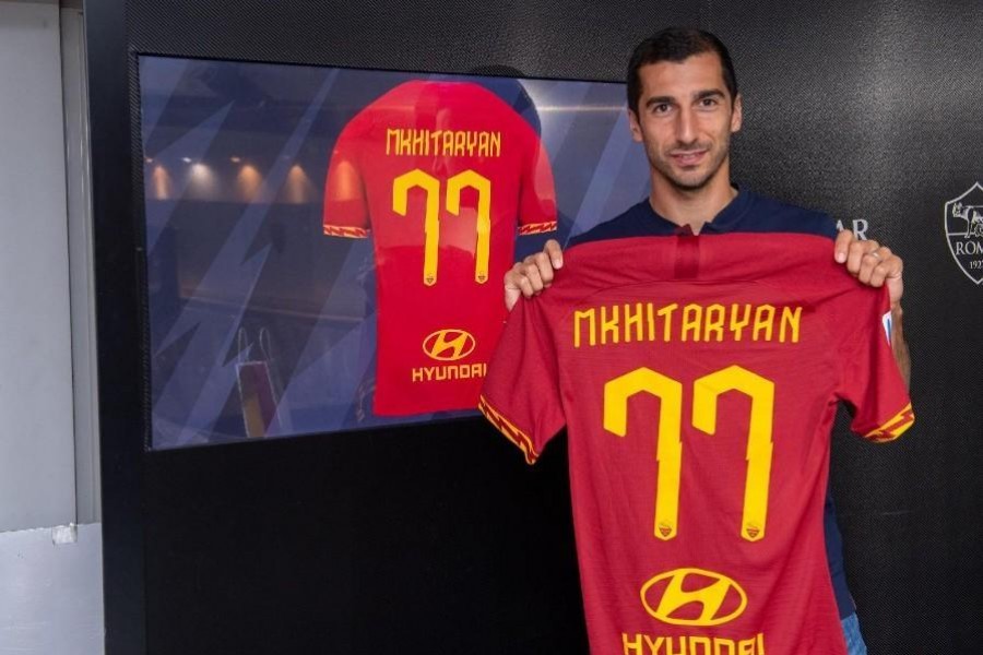 Mkhitaryan posa con la maglia della Roma