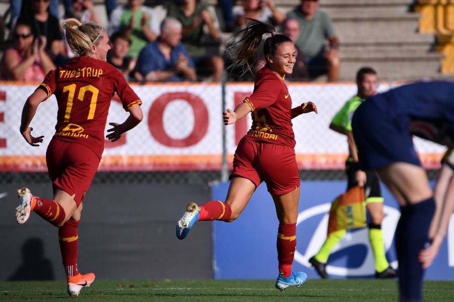 Annamaria Serturini esulta dopo il gol segnato al Psg, di LaPresse