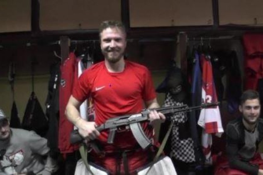 Saveli Kononov, il portiere dell'Izhstal Izhevsk sorridente con il kalashnikov in mano