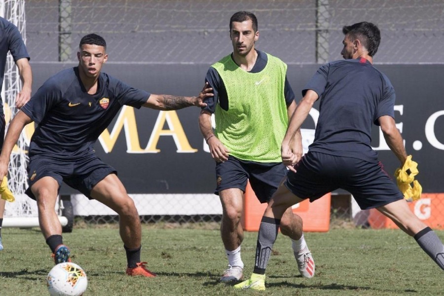 Mkhitaryan tra Bouah e Pastore in allenamento, di LaPresse