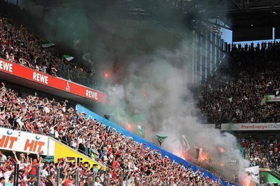 I tifosi del Borussia Moenchengladbach, avversaria della Roma in Europa League, nel derby contro il Colonia