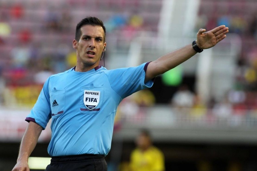 Javier Estrada Fernandez, 43 anni, arbitrerà la sfida di Europa League fra Roma e Istanbul Başakşehir