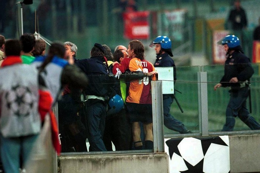 La rissa scoppiata al termine della sfida di Champions League tra Roma e Galatasaray nel 2002, di LaPresse