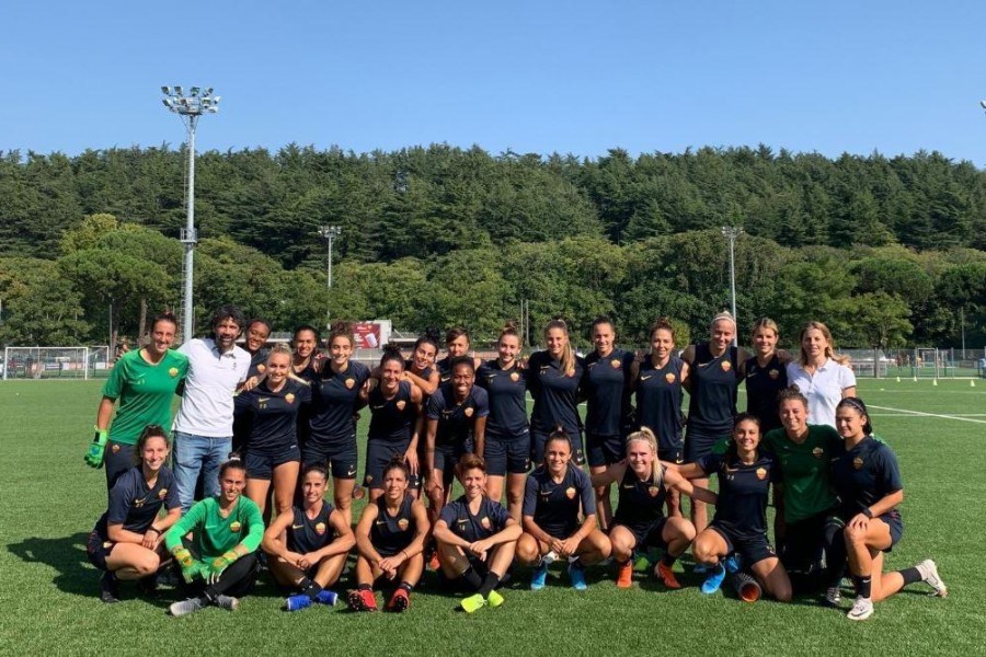 La squadra giallorossa insieme a Tommasi e Katia Serra (Foto Twitter Aic)