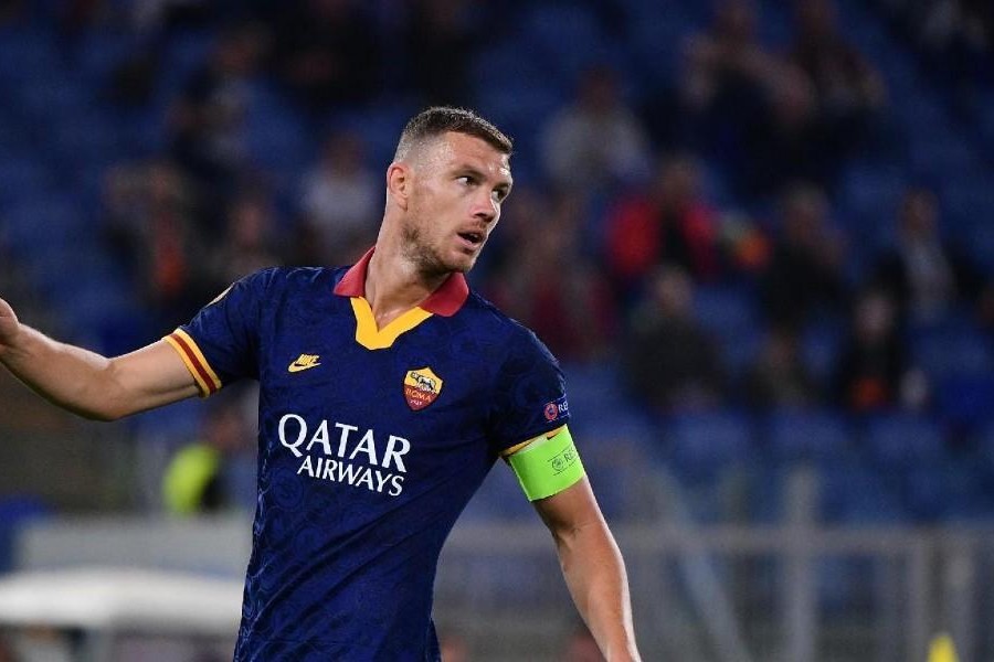 Edin Dzeko con la fascia da capitano, di LaPresse