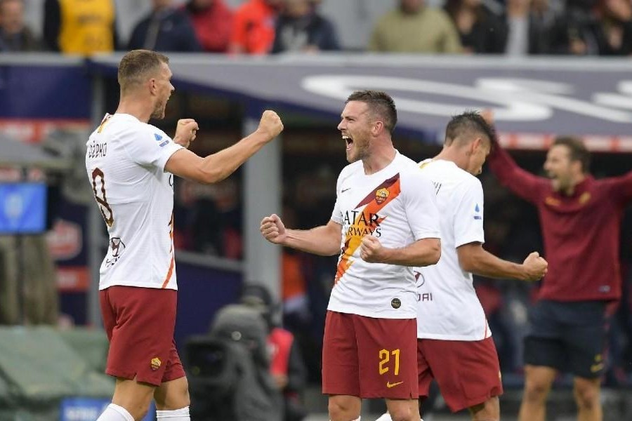 Veretout esulta con Dzeko a Bologna, di LaPresse