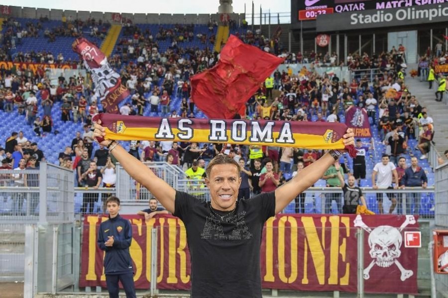 Rodrigo Taddei sotto la Curva Sud prima di Roma-Atalanta, di LaPresse