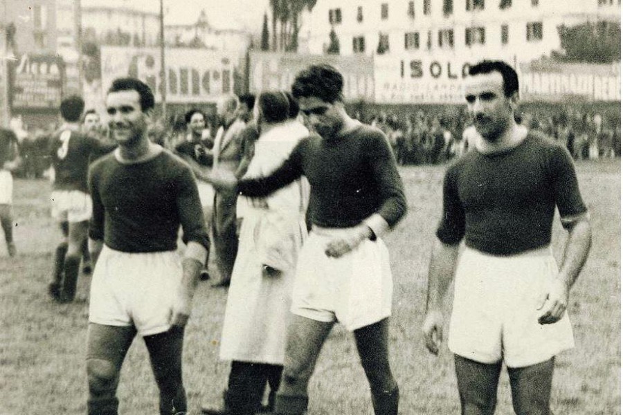 Amedeo Amadei, con Gianfranco Dell'Innocenti (al centro) e Paolo Jacobini - qui al traguardo della sua centesima presenza nella massima divisione con la maglia giallorossa - al termine dell'incontro Genoa-Roma 2-4, sedicesima giornata della Serie A 1947/1