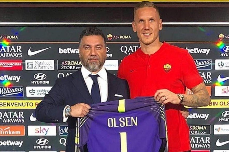 Hasan Çetinkaya e Robin Olsen durante la presentazione del portiere svedese