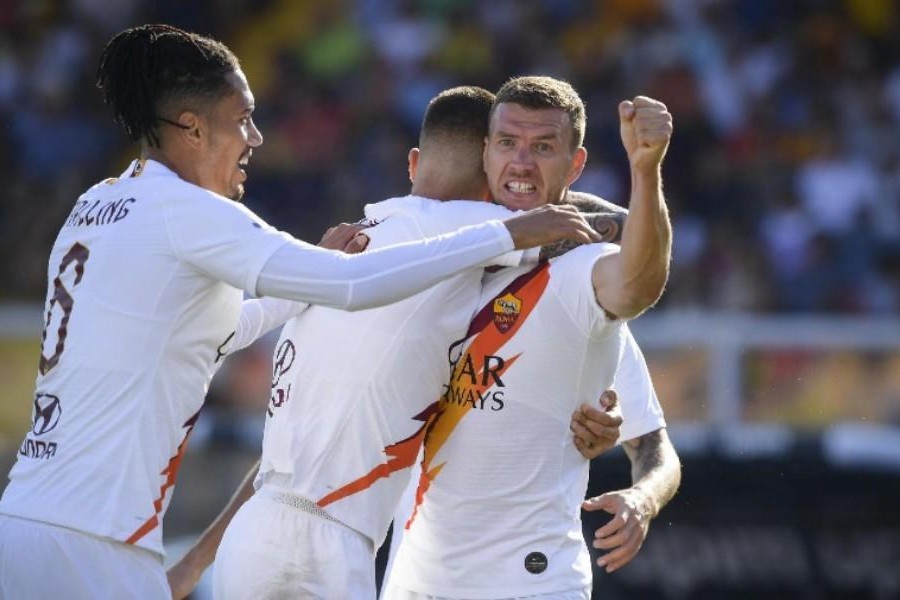 Edin Dzeko esulta per il gol a Lecce, di LaPresse