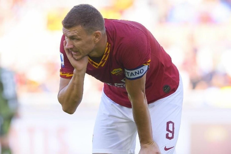 Edin Dzeko si tiene il volto durante Roma-Cagliari