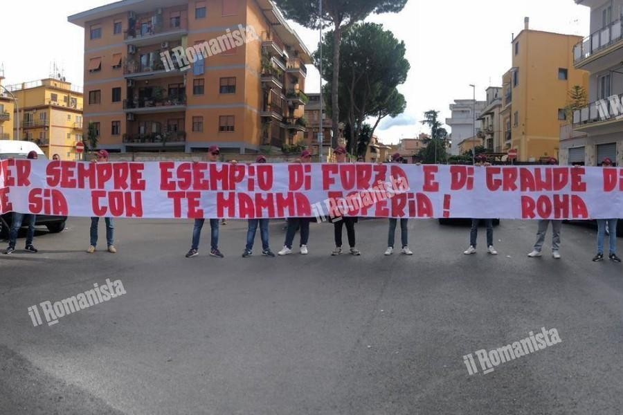 Uno degli striscioni esposti dai tifosi della Roma