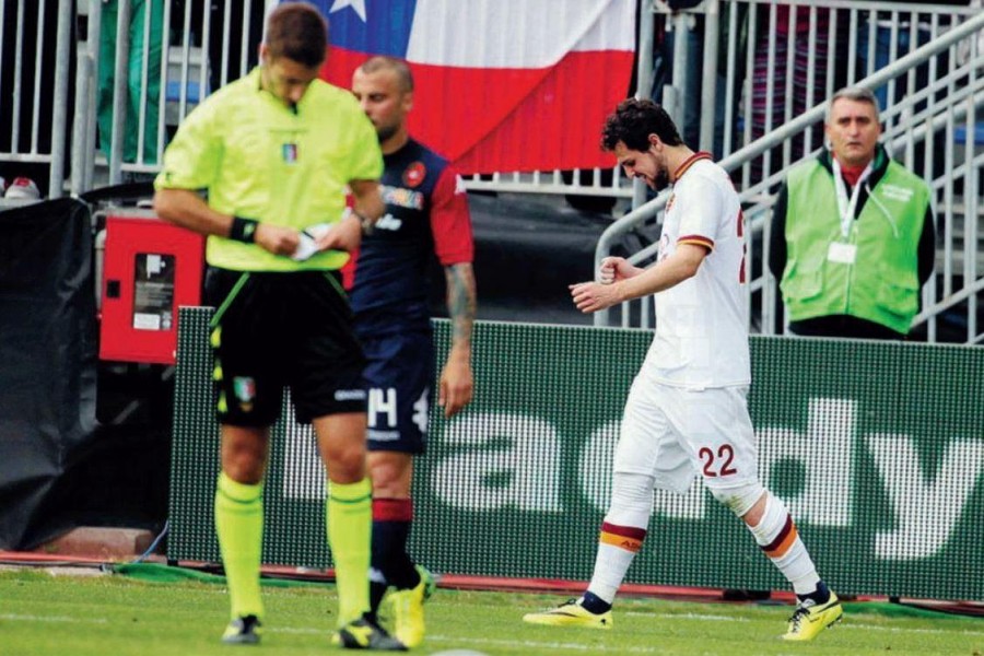 Davide Massa e Mattia Destro in Cagliari-Roma 1-3 del 6 aprile 2014: l’arbitro ammise la prova tv, che portò alla squalifica del centravanti (che aveva segnato 3 gol), di LaPresse