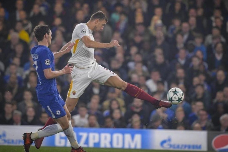 Il sinistro di Edin Dzeko contro il Chelsea, di LaPresse