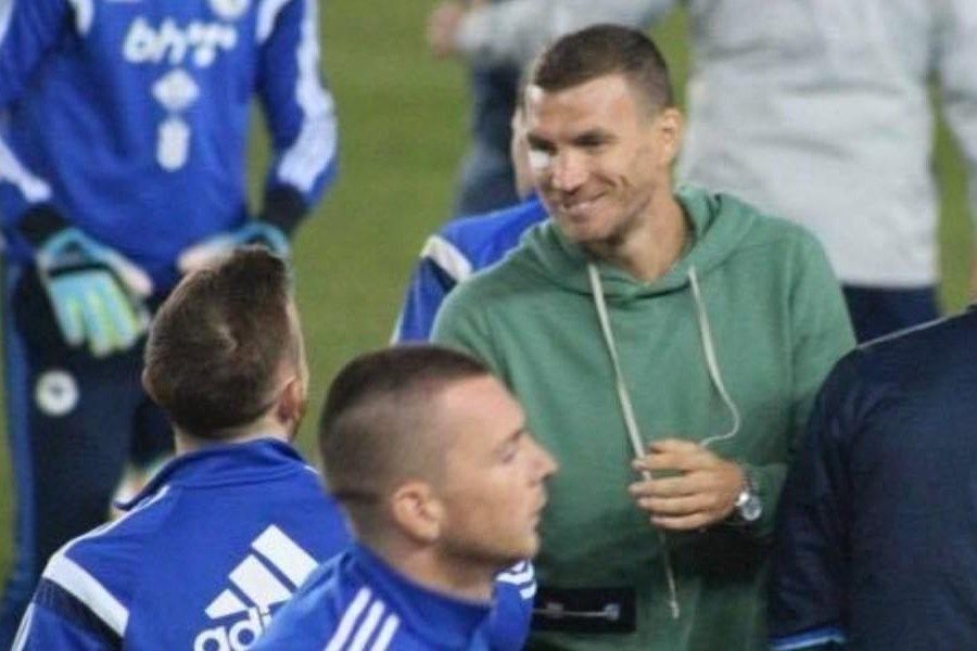 Edin Dzeko saluta i suoi compagni di nazionale (@Edin Dzeko)