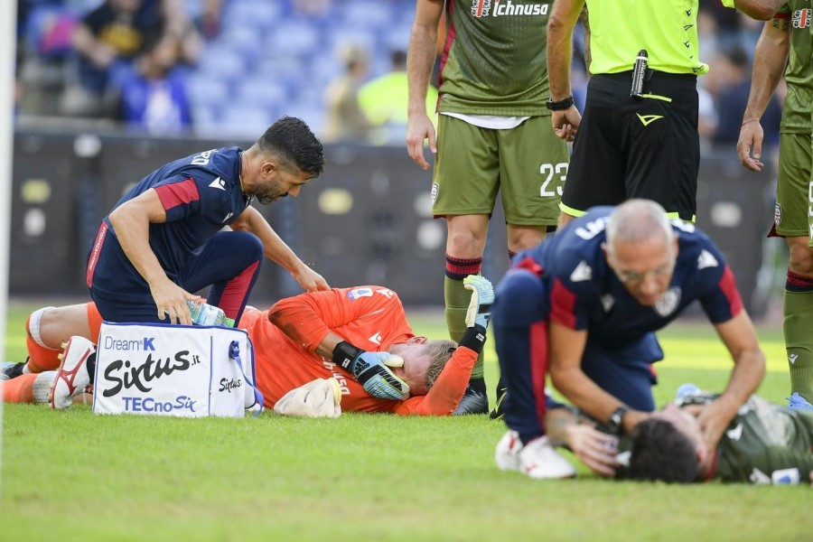 I sanitari del Cagliari prestano le prime cure a Olsen e Pisacane, tramortiti dallo scontro sul campo: l’intervento si protrarrà per cinque minuti, di LaPresse