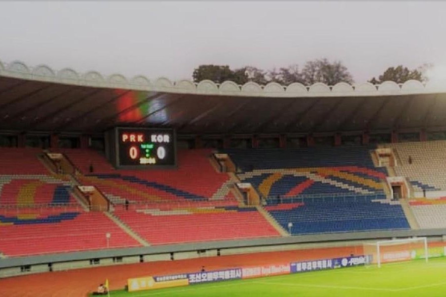 Lo stadio deserto di Pyongyang in cui si è giocato il derby tra le due Coree