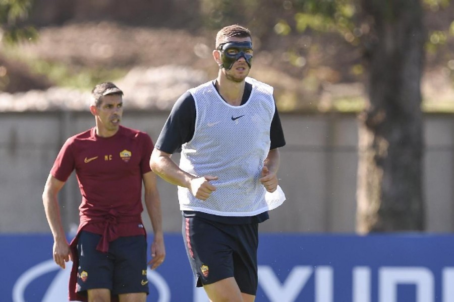 Edin Dzeko si è allenato anche oggi con la maschera protettiva