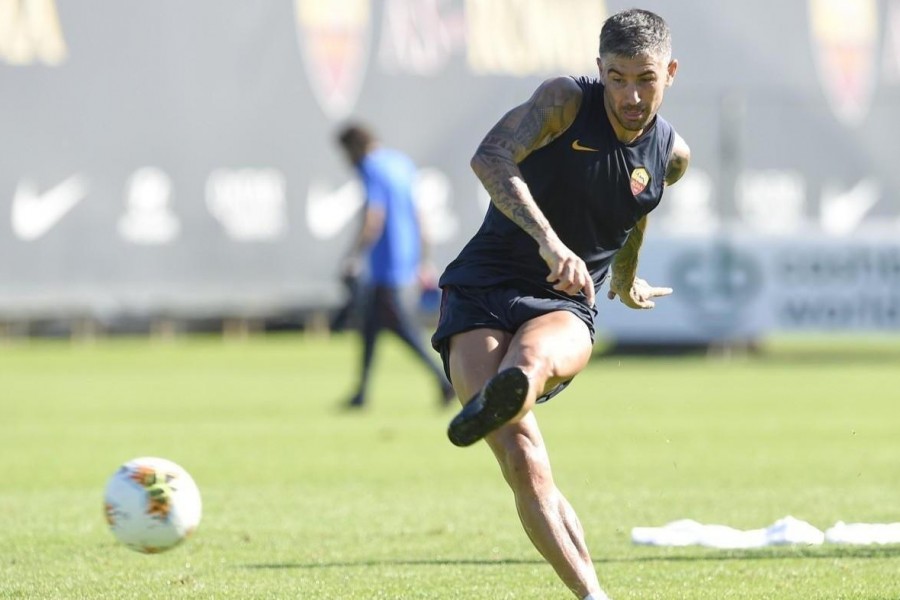 Un tiro di Kolarov durante l'allenamento, di LaPresse