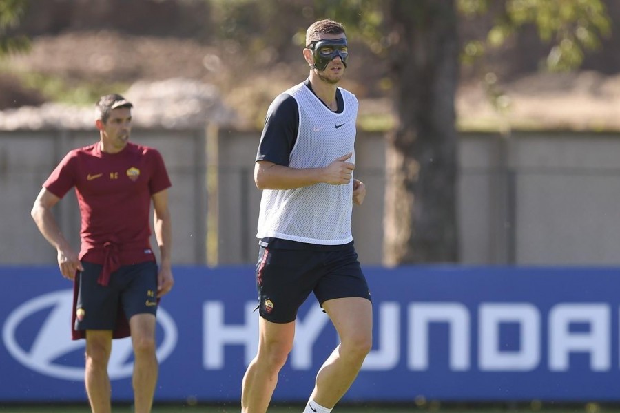 Dzeko con la mascherina a Trigoria, di LaPresse