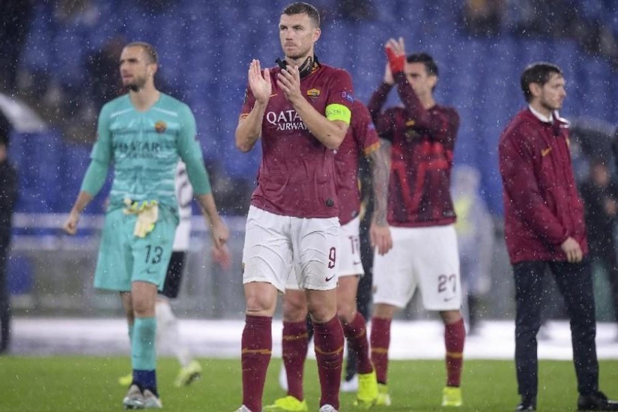 Edin Dzeko, Pau Lopez e il resto della squadra al termine di Roma-Borussia Mönchengladbach, di LaPresse