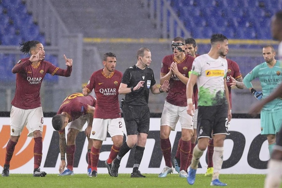 Il momento un cui l'arbitro Collum ha assegnato il calcio di rigore