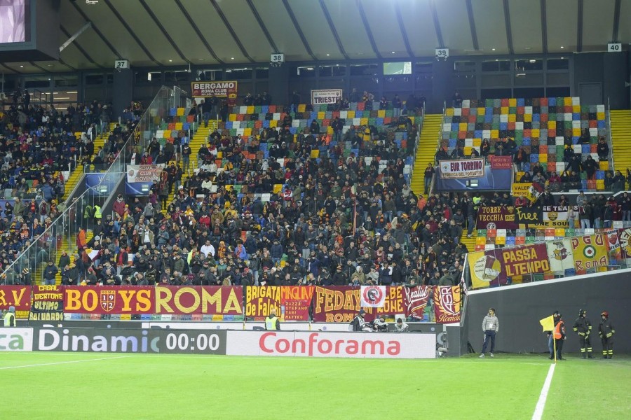 I 700 romanisti presenti ieri alla Dacia Arena, di LaPresse