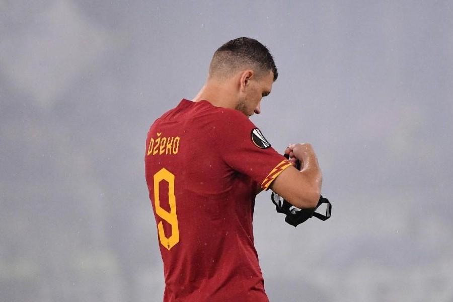 Edin Dzeko mentre indossa la maschera, di LaPresse