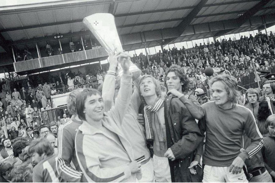 I giocatori del Borussia festeggiano la vittoria della Coppa Uefa 1974-75
