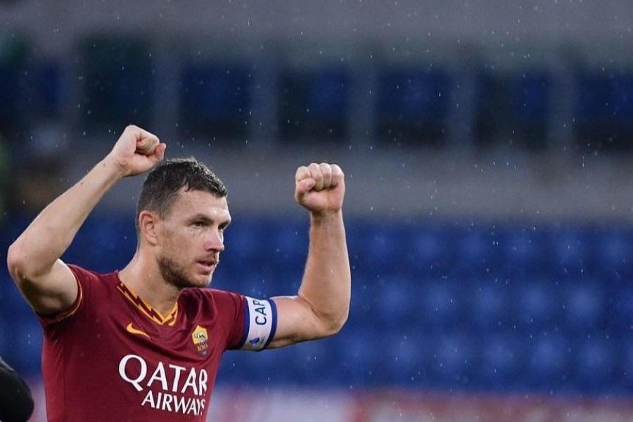 Dzeko festeggia dopo la vittoria contro il Napoli, di LaPresse