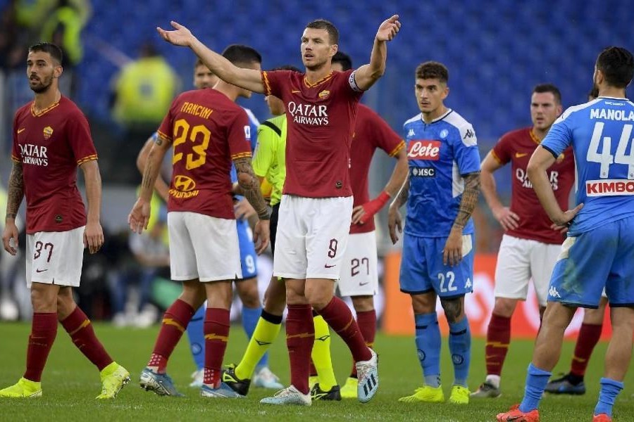 Edin Dzeko incita il pubblico durante l'interruzione dell'arbitro Rocchi