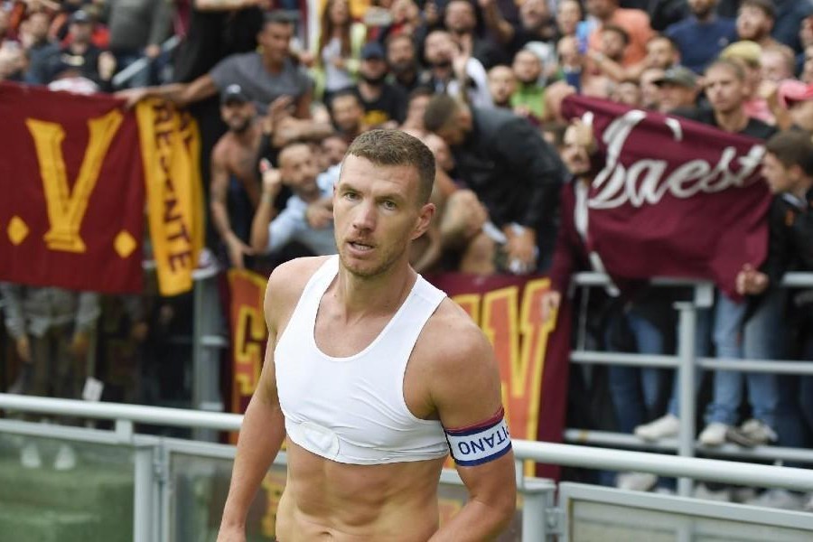 Edin Dzeko sotto il settore ospiti di Bologna, di LaPresse