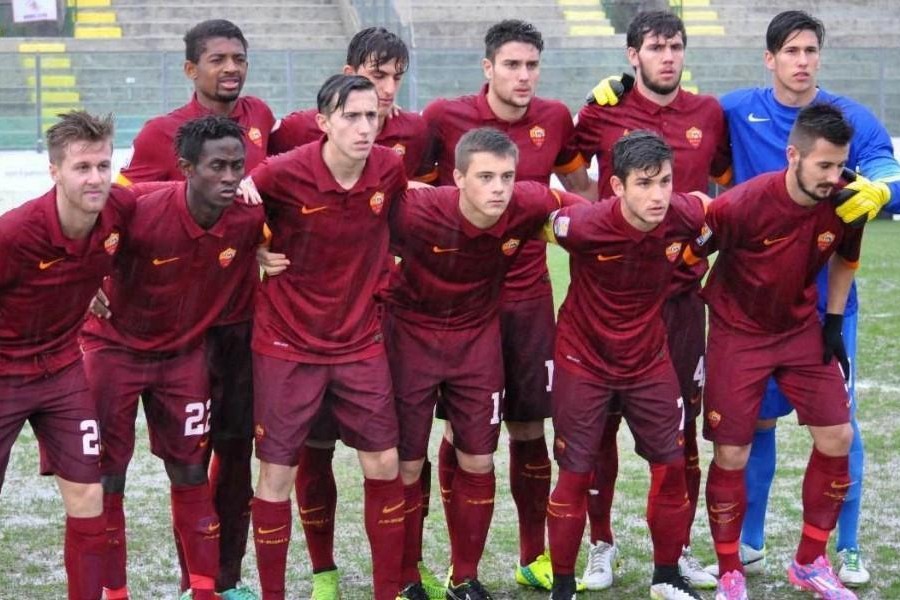 La Roma Primavera che ha giocato la semifinale con l’Inter del 14 febbraio 2015, ultima partita dei giallorossi al Viareggio. In basso, il tabellino di quella gara, accanto a quello dell’ultima vittoria, nell’edizione 1991