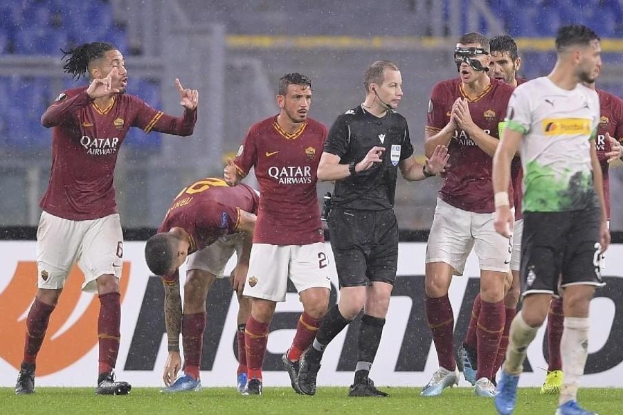 Le proteste della Roma con l'arbitro Collum nella gara d'andata, di LaPresse