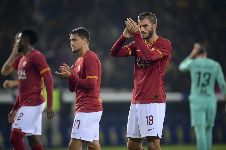 Davide Santon e compagni salutano il settore ospiti del Tardini dopo Parma-Roma, di LaPresse