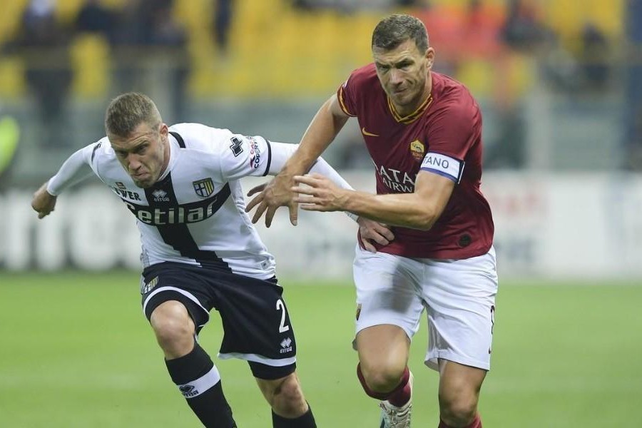 Edin Dzeko in azione durante Parma-Roma