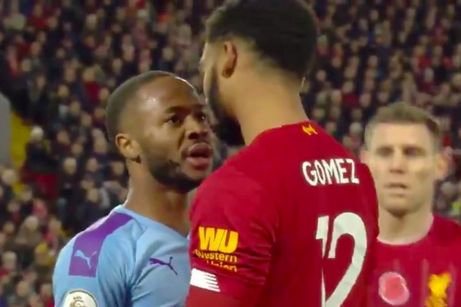 Lo scontro tra Sterling e Gomez durante Liverpool-Manchester City