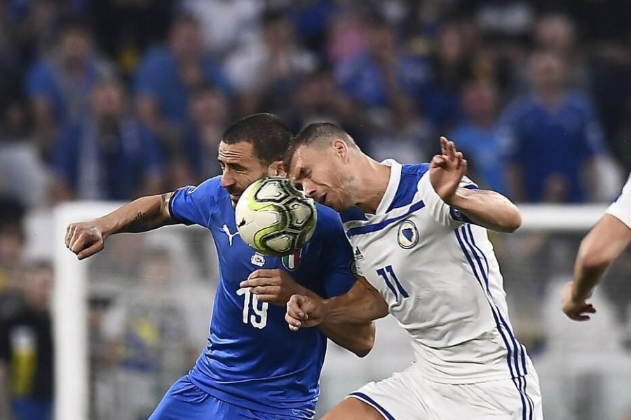 Bonucci e Dzeko in azione durante Italia-Bosnia, di LaPresse