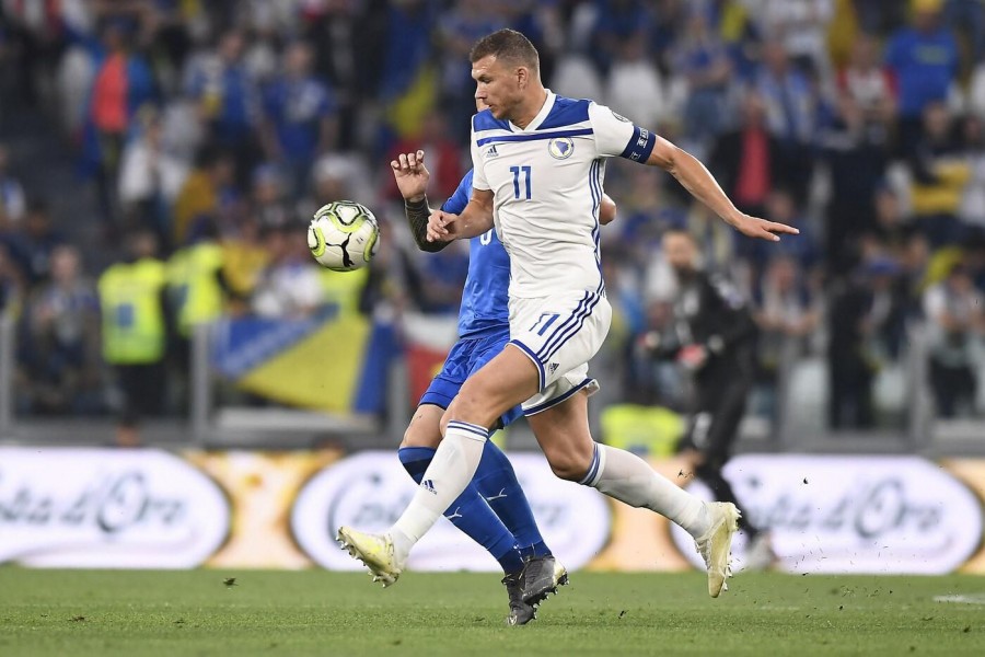 Edin Dzeko in azione durante Italia-Bosnia